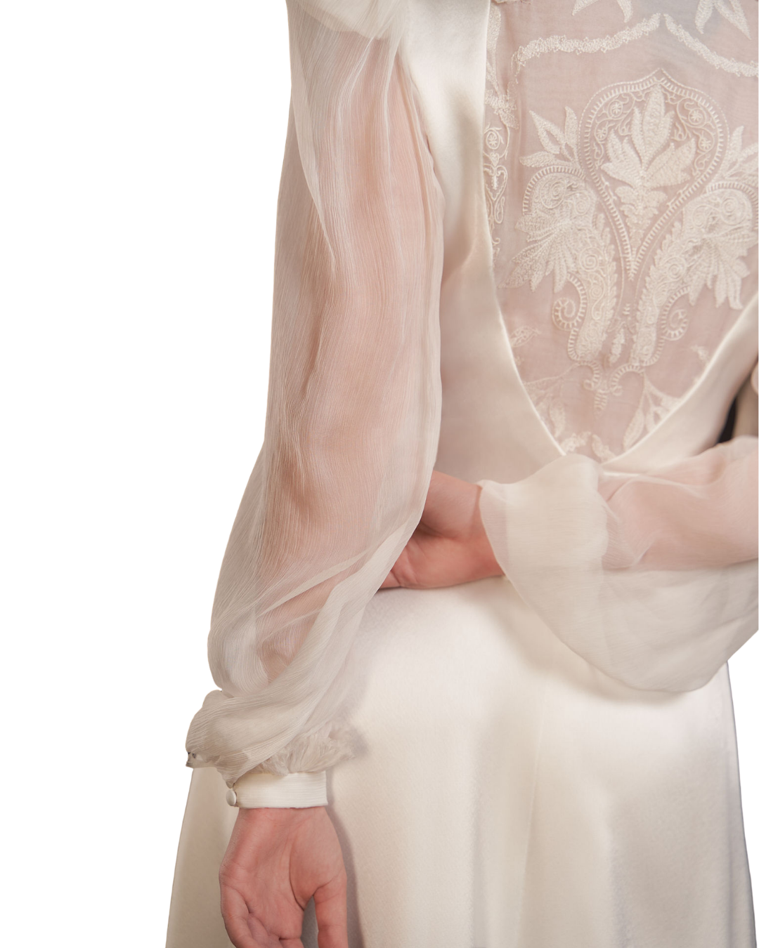 Detalle de bordado y organza en atelier Geometrías